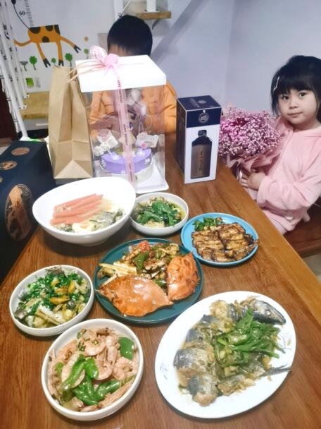 袁麗娟使用美食團(tuán)食材烹飪的大餐
