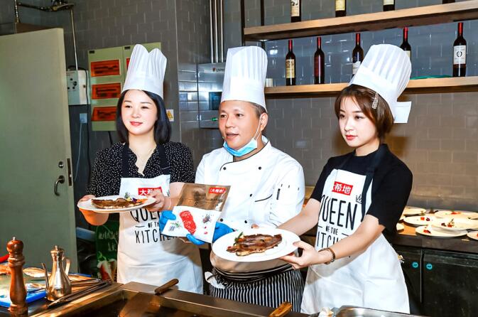 林英（左）參加美食團組織的體驗活動