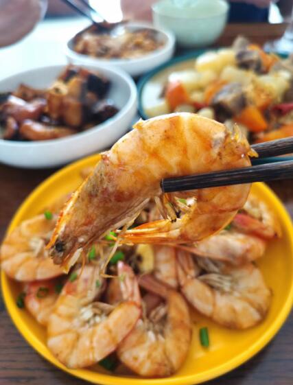 美食團團長袁麗娟烹飪的美食團大蝦