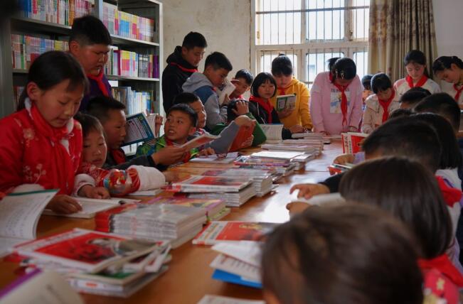 孩子們在夢想圖書室內閱讀